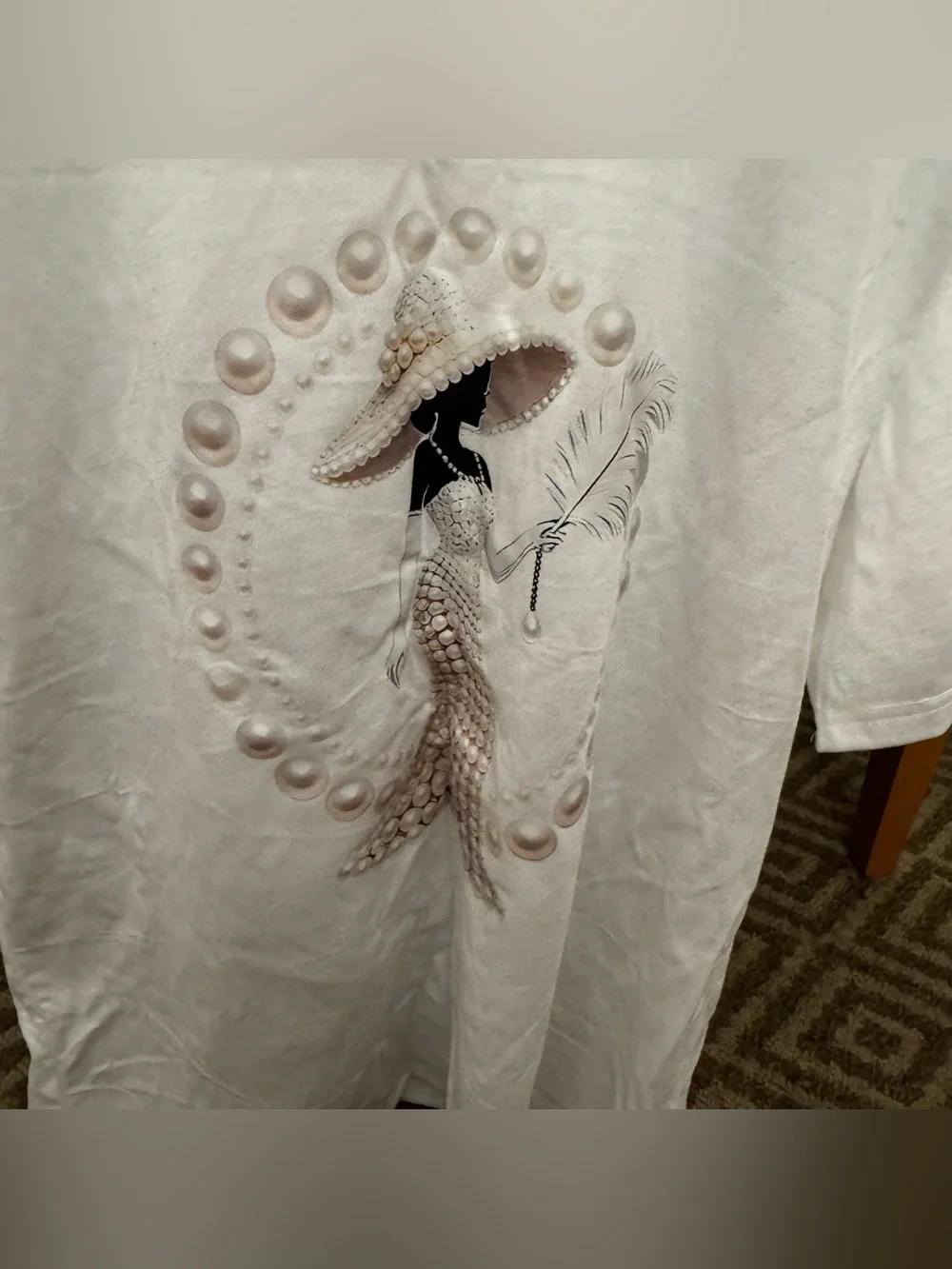 New Women in a Hat White Pearl Graphic Tee Size XL